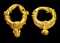 Paar Goldohrringe mit Granulatdekor. Parthisch, 3. - 1. Jh. v. Chr. 3,28g, L 2cm. Paar Ohrringe mit Scharnierverschluss, Granulatdekor und traubenarti...