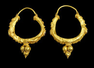 Paar Goldohrringe mit Granulat und Granat. Parthisch, 2. - 4. Jh. n. Chr. 12,08g, L 5,5cm. Bügelohrring mit Scharnierverschluss. Mit einem plastischen...
