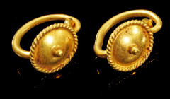 Paar goldener Miniaturohrringe. Römisch, 2. - 3. Jh. n. Chr. 1,08g, ø 0,8cm. Bügelohrringe mit Schild, der von einem pseudo-tordierten Draht gerahmt i...