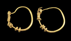 Paar goldene Ohrringe. Römisch, 1. - 2. Jh. n. Chr. 8,08g, ø 2,5cm. Bügelohrringe aus Golddraht mit zwei losen und zwei fest gelöteten Ringen aus pseu...