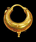 Bootsförmiger Goldohrring. Parthisch, 2. - 4. Jh. n. Chr. 2,55g, L 2,3cm. Bügelohrring mit Scharnierverschluss. Mit Dekor in Form von Granulat und Dra...