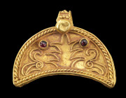 Goldener Mondsichelanhänger. Neobyzantinisch, 19. - 20. Jh. 12,35g. 3,2cm x 3,9cm. Aus Goldblech geformter Anhänger mit teilweise tordiertem Golddraht...