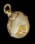 Petschaft mit Kugelsiegel. Goldfassung modern, Siegel sassanidisch, 4. Jh. v. Chr. H gesamt 4,6cm, B Siegel 2,6cm. Das Siegel aus leicht gebändertem C...