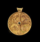 Goldener Scheibenanhänger mit frühchristlichen Symbolen. Neobyzantinisch, 19. - 20. Jh. 5,44g. H 3,9cm, ø 3,4cm. Rundes Goldblech, darauf mit teilweis...