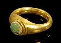 Goldring mit Glasstein. Römisch, 2. - 3. Jh. n. Chr. 2,83g, Ringgröße 50. Schmale, nach außen konkave, nach oben breiter werdende Schiene, in die oben...