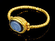 Goldring mit Nicolo. Römisch, 2. - 3. Jh. n. Chr. 1,97g, Ringgröße 52. Schiene aus pseudo-tordiertem Golddraht mit einem gefassten Nicolo. Gold! Intak...