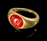 Goldring mit Karneolgemme. Ring modern, Gemme sassanidisch, 4. - 5. Jh. n. Chr. 16,72g. Ringgröße 58. Schöne, nach oben breiter werdende konvexe Schie...