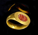Goldring mit Jaspisgemme. Ring modern, Gemme römische Kaiserzeit, 1. - 2. Jh. n. Chr. 12,11g. Ringgröße 58. Schöne, nach oben breiter werdende konvexe...
