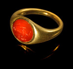 Goldring mit Karneolgemme. Ring modern, Gemme sassanidisch, 4. - 5. Jh. n. Chr. 10,13g. Ringgröße 55. Schöne, nach oben breiter werdende konvexe Schie...