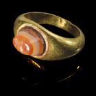 Goldring mit Gemme aus Lagenachat. Römische Kaiserzeit, Ring 1. Jh. n. Chr., Gemme 2. - 3. Jh. n. Chr. 1,95g, Ringgröße 49. Nach oben breiter werdende...