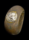 Vergoldeter Bronzering mit Alexanderporträt. Ring römisch, 2. - 3. Jh. n. Chr., Alexandermünze, Ende 4. Jh. v. Chr. Ringgröße 47. Schmale, nach außen ...