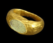 Goldring mit Glasstein. Römisch, 2. - 3. Jh. n. Chr. 7,13g, Ringgröße 52. Schmale, nach außen konkave, nach oben breiter werdende Schiene, in die oben...