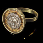 Vergoldeter Silberring mit Hemidrachme aus Rhodos. Ring modern, Hemidrachme, 3. Jh. v. Chr. 7g. Ringgröße 56. Schmale flache Schiene mit Punzen auf de...