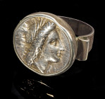 Silberring mit Didrachme aus Metapont. Ring modern, Didrachme, 290 - 280 v. Chr. 15,06g. Ringgröße 61. Breite flache Schiene mit nach außen gerollten ...