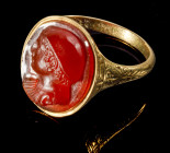 Goldring mit Karneolkameo. Westeuropa, Spätes 19. bis frühes 20. Jh. 7,52g. Ringgröße 62. Dünne konvexe Schiene mit Punzen auf der Innenseite und grav...