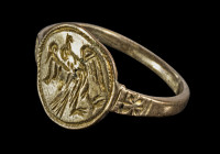 Silberring mit graviertem Adler. Spätbyzantinisch (Kreuzfahrer?), ca. 12. -14. Jh. n. Chr. Ringgröße 55. Schmale Ringschiene, die in eine runde Platte...