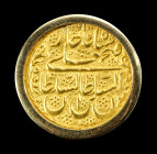 Brosche mit Toman des Fath Ali Schah. Fassung modern, Toman A.H. 1233 (1818 - 1819). 10,73g. ø gesamt 2,8cm. Vorzüglich erhaltener AV Toman des Fath A...