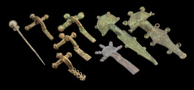Typensammlung spätantiker Bronzefibeln. Vier Zwiebelknopffibeln, Völkerwanderungszeit, 4. - 5. Jh. n.Chr. : a) L 8cm. Minimale Reste von Vergoldung. N...