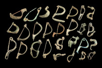 Große Sammlung keltischer und römischer Bronzefibeln. L 3cm bis 7,8cm. Darunter Fibeln von späten La-Tène-Schema, zwei Kniefibeln, mehrere Fibeln vom ...