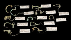 Große Sammlung antiker Bronzefibeln. Darunter vier urartäische Bogenfibeln (um 700 v. Chr., L 3,4cm bis 5,3cm), sechs Dreiecksfibeln aus Luristan (7. ...