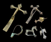 Sechs römische Bronzefibeln. Kaiserzeitlich, 1. - 4. Jh. n. Chr. L 3,7cm - 9,4cm. Drei Fibeln mit Emaileinlagen (teilweise verloren), davon eine Bügel...