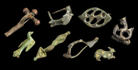 Sammlung Bronzefibeln. Römisch, 2. - 4. Jh. n. Chr. a) L 4cm. Vogelfibel mit Emaileinlagen. Nadel fehlt. b) L 2,5cm. Fibel in Form eines Hasen mit Ema...