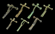 Sammlung Zwiebelknopffibeln aus Bronze. Späte römische Kaiserzeit, 4. Jh. n. Chr. L 6,6cm bis 9,6cm. Alle mit schön dekorierter Fußplatte, teilweise a...