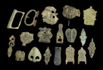 Große Sammlung römischer Gürtelschnallen und Riemenbeschläge aus Bronze. Römische Kaiserzeit, 1. - 4. Jh. n. Chr. L 2,2cm bis 7,1cm. Zahlreiche Stücke...