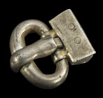 Silberne Gürtelschließe. Völkerwanderungszeit, Merowingisch, 5. - 6. Jh. n. Chr. L 3,3cm, B 3,3cm. Ovale Schnalle mit keulenförmigem Dorn und schmalem...