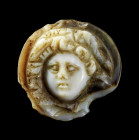 Cameo mit Gorgoneion. Römisch, 2. - 3. Jh. n. Chr. ø 2,1cm. Zweischichtiger, runder Kameo (grau u. weiß) mit dem Kopf einer Gorgo Medusa in Dreivierte...