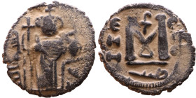al-Malik ibn Marwan (687-705), Byzantine style folis Obverse: Imperial figure holding globe and cross Reverse: M and inscription

20mm 2,82g

Arti...