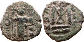 al-Malik ibn Marwan (687-705), Byzantine style folis Obverse: Imperial figure holding globe and cross Reverse: M and inscription

20mm 3,85g