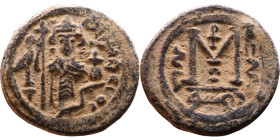 al-Malik ibn Marwan (687-705), Byzantine style folis Obverse: Imperial figure holding globe and cross Reverse: M and inscription

20mm 4,09g

Arti...