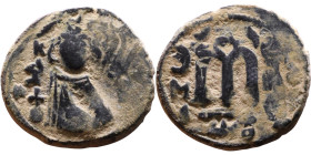 al-Malik ibn Marwan (687-705), Byzantine style folis Obverse: Imperial figure holding globe and cross Reverse: M and inscription

21mm 3,94g