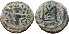 al-Malik ibn Marwan (687-705), Byzantine style folis Obverse: Imperial figure holding globe and cross Reverse: M and inscription

20mm 3,37g