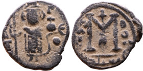 al-Malik ibn Marwan (687-705), Byzantine style folis Obverse: Imperial figure holding globe and cross Reverse: M and inscription

18mm 3,07g

Arti...