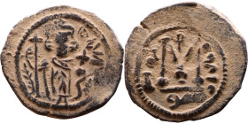 al-Malik ibn Marwan (687-705), Byzantine style folis Obverse: Imperial figure holding globe and cross Reverse: M and inscription

21mm 3,33g

Arti...