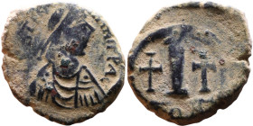 Constans II (641-668) Follis. Obverse: Imperial figure holding cross and globus Reverse: m and inscription

19mm 5,82g
