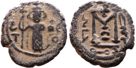 al-Malik ibn Marwan (687-705), Byzantine style folis Obverse: Imperial figure holding globe and cross Reverse: M and inscription

19mm 4,30g

Arti...