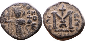 al-Malik ibn Marwan (687-705), Byzantine style folis Obverse: Imperial figure holding globe and cross Reverse: M and inscription

18mm 3,40g

Arti...