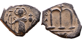 al-Malik ibn Marwan (687-705), Byzantine style folis Obverse: Imperial figure holding globe and cross Reverse: M and inscription

20mm 2,55g

Arti...