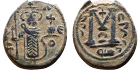 al-Malik ibn Marwan (687-705), Byzantine style folis Obverse: Imperial figure holding globe and cross Reverse: M and inscription

15mm 2,84g