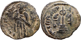 al-Malik ibn Marwan (687-705) Follis. Obverse: Standing caliph Reverse: Modified cross potent set on steps

21mm 2,40g