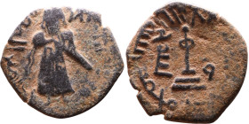 al-Malik ibn Marwan (687-705) Follis. Obverse: Standing caliph Reverse: Modified cross potent set on steps

20mm 2,74g