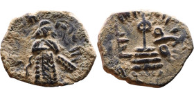 al-Malik ibn Marwan (687-705) Follis. Obverse: Standing caliph Reverse: Modified cross potent set on steps

20mm 2,66g