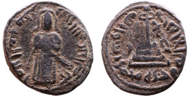 al-Malik ibn Marwan (687-705) Follis. Obverse: Standing caliph Reverse: Modified cross potent set on steps

18mm 2,95g