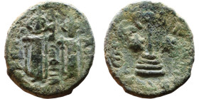 al-Malik ibn Marwan (687-705) Follis. Obverse: Standing caliph Reverse: Modified cross potent set on steps

16mm 2,97g