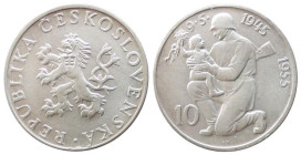 CZECHOSLOVAKIA - REPUBLIC (1955) 100 KORUN 1955 - D/Leone rampante con stemma a s. con sotto scritte R/Soldato con in braccio un bambino - Ar - KM 42 ...