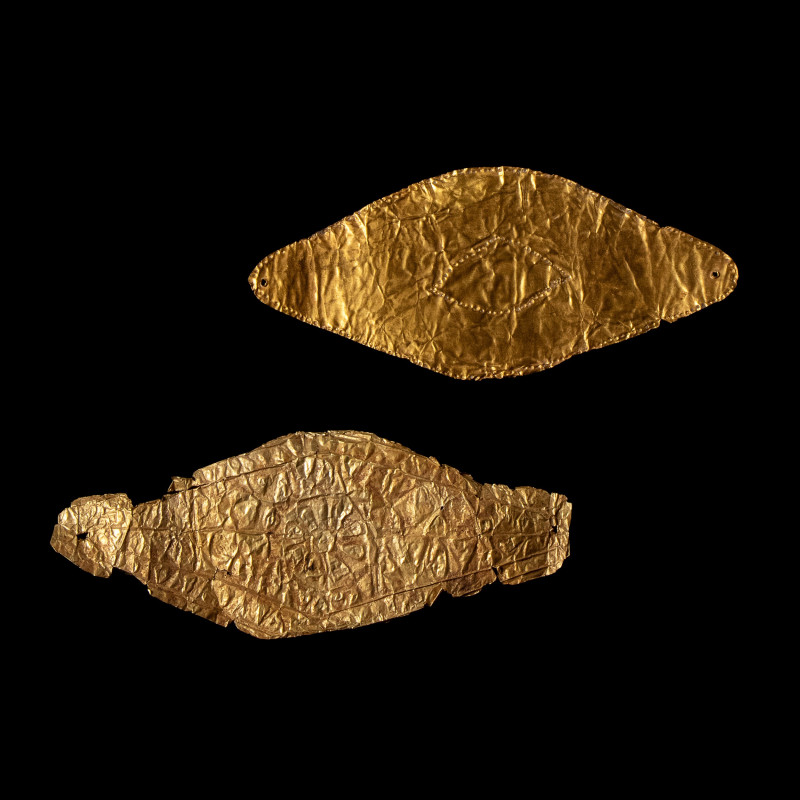 A lot of 2 Mycenean gold strips.
Ca. 1450-1200 BCE.
l. 58 mm x L. 128 mm/l. 52...