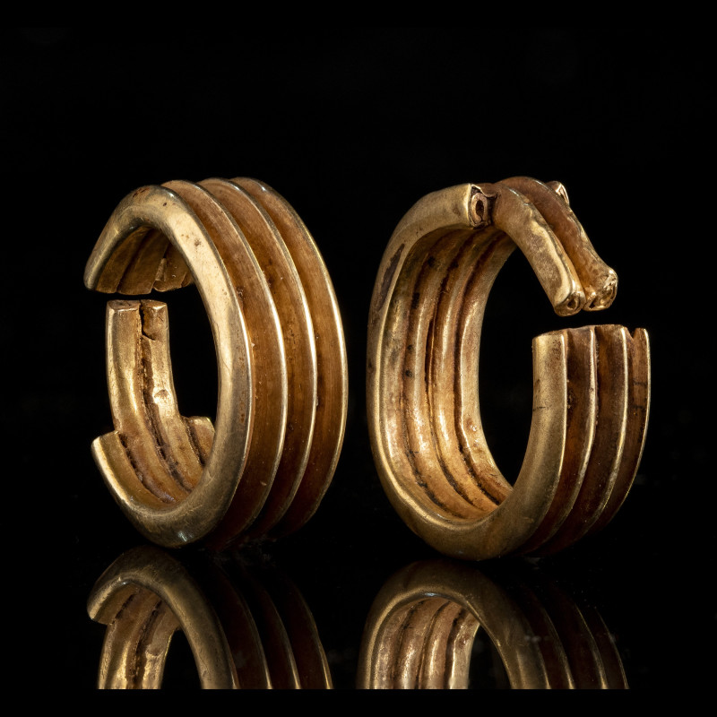 AN EGYPTIAN PAIR OF GOLD RIBBED HOOP EARRINGS.
New-Kingdom, Dynasty 18, ca. 148...